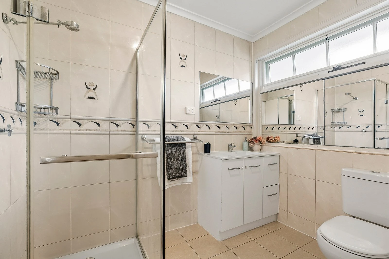 8/17 Kingsley Crescent, Mont Albert, 3127