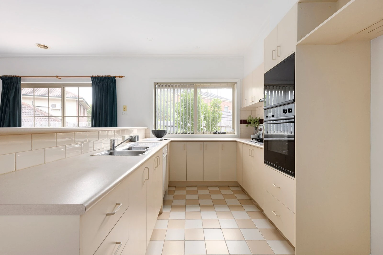 2A Hutchinson Drive, Kew, 3101