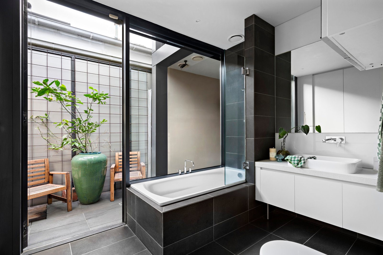 303 Esplanade East, Port Melbourne, 3207