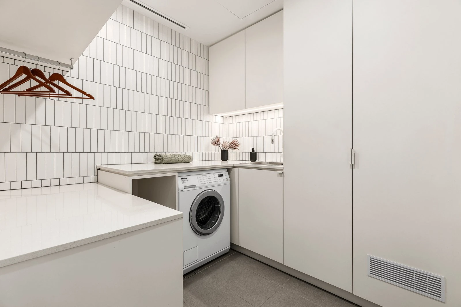 Penthouse 204/43 Crisp Street, Hampton, 3188