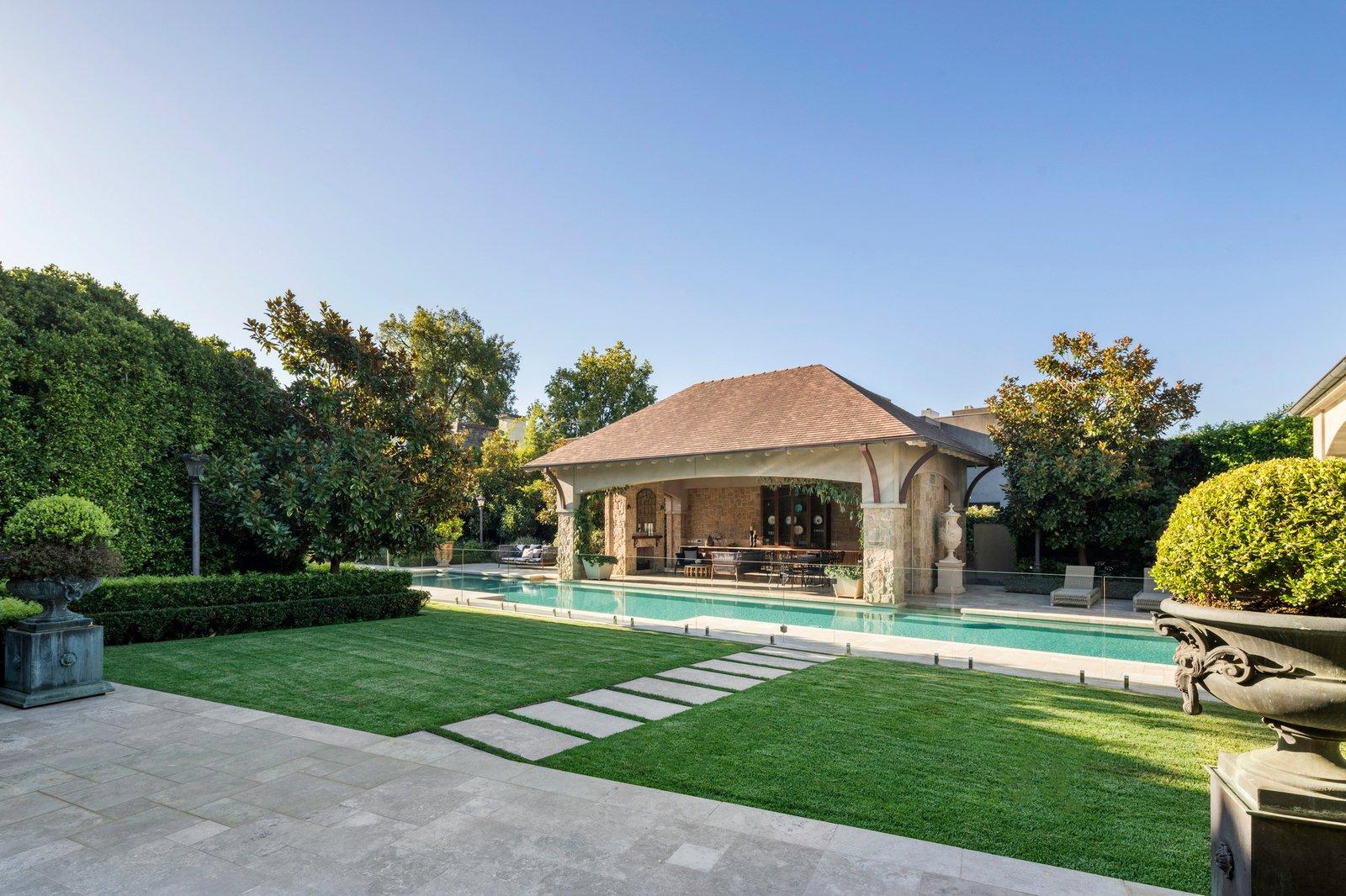 8 Montrose Court, Toorak, 3142