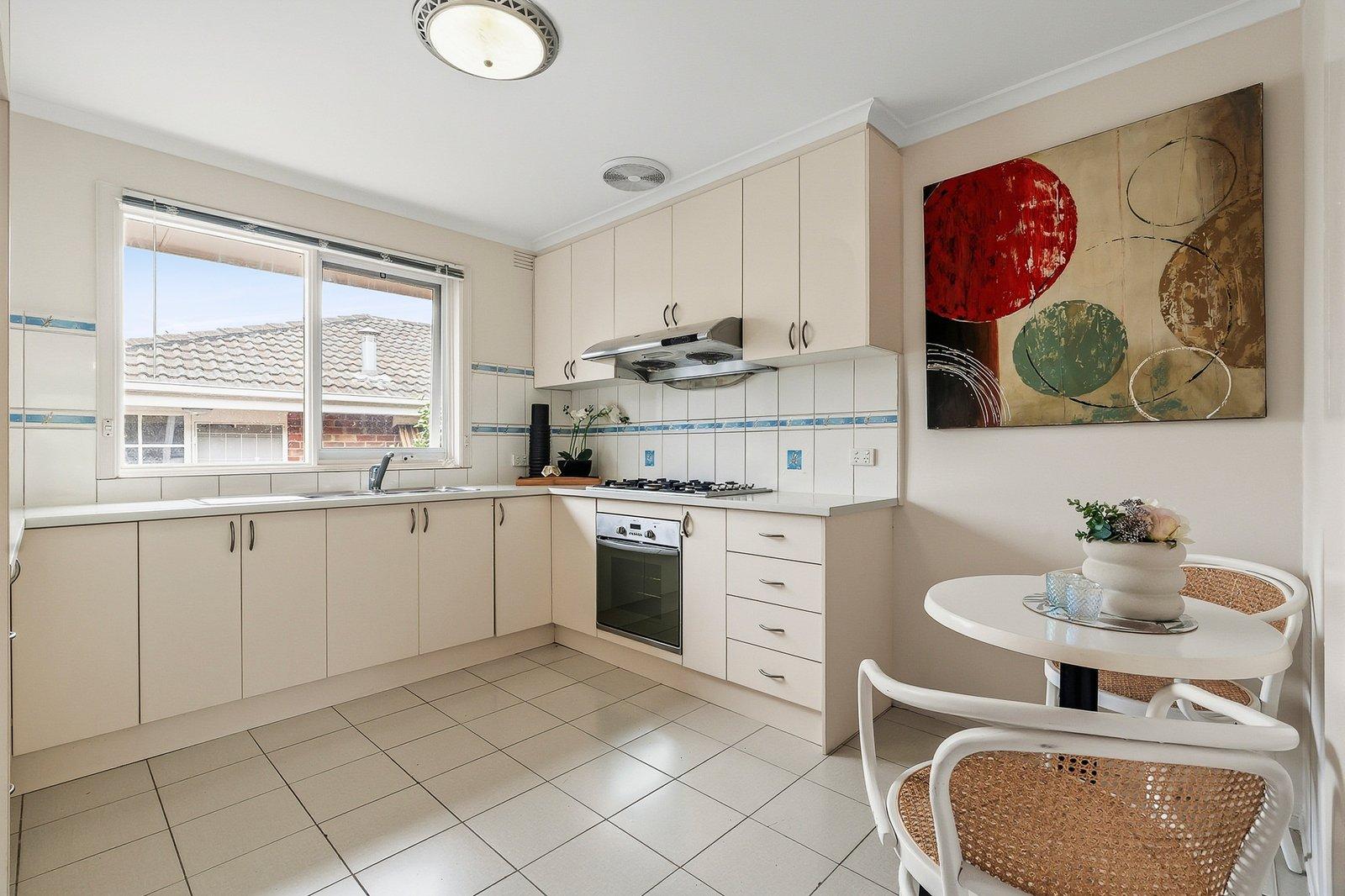 8/17 Kingsley Crescent, Mont Albert, 3127