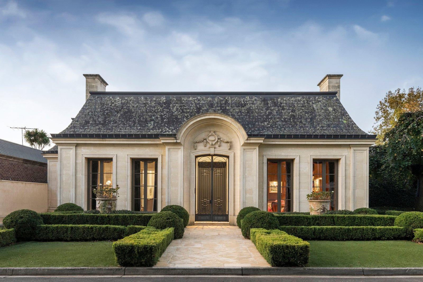 1 Greenknowe Court, Toorak, 3142