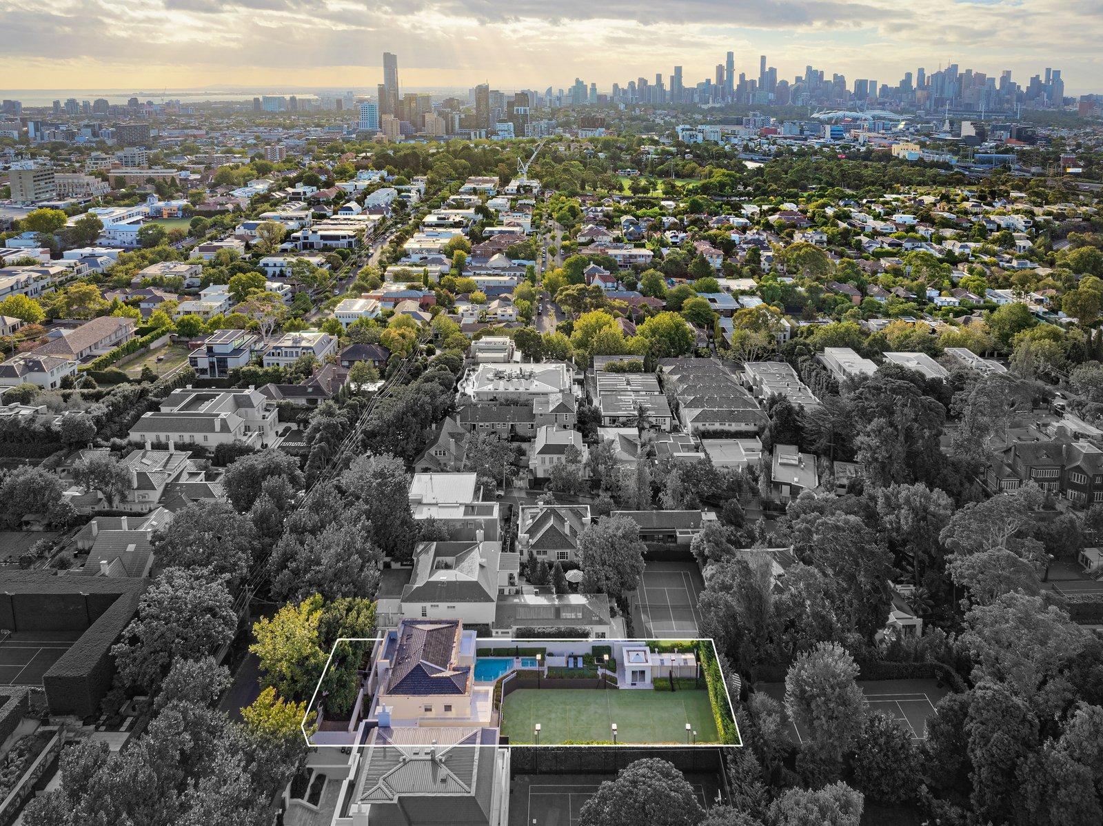 11 Robertson Street, Toorak, 3142