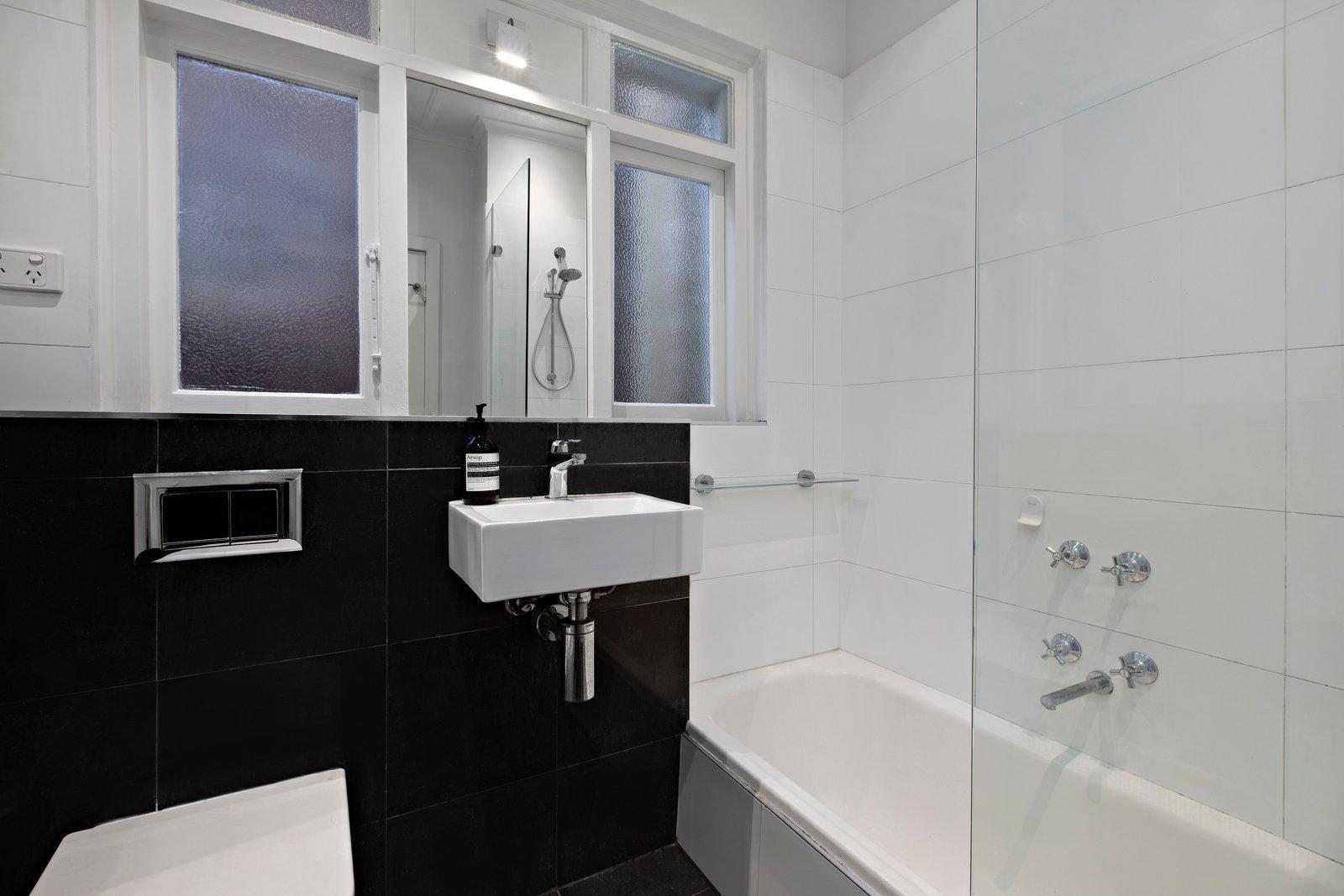 1/36 Robe Street, St Kilda, 3182