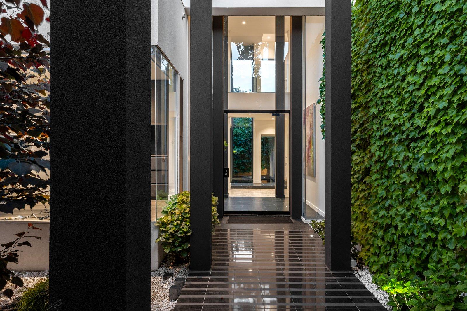 14 Linlithgow Road, Toorak, 3142