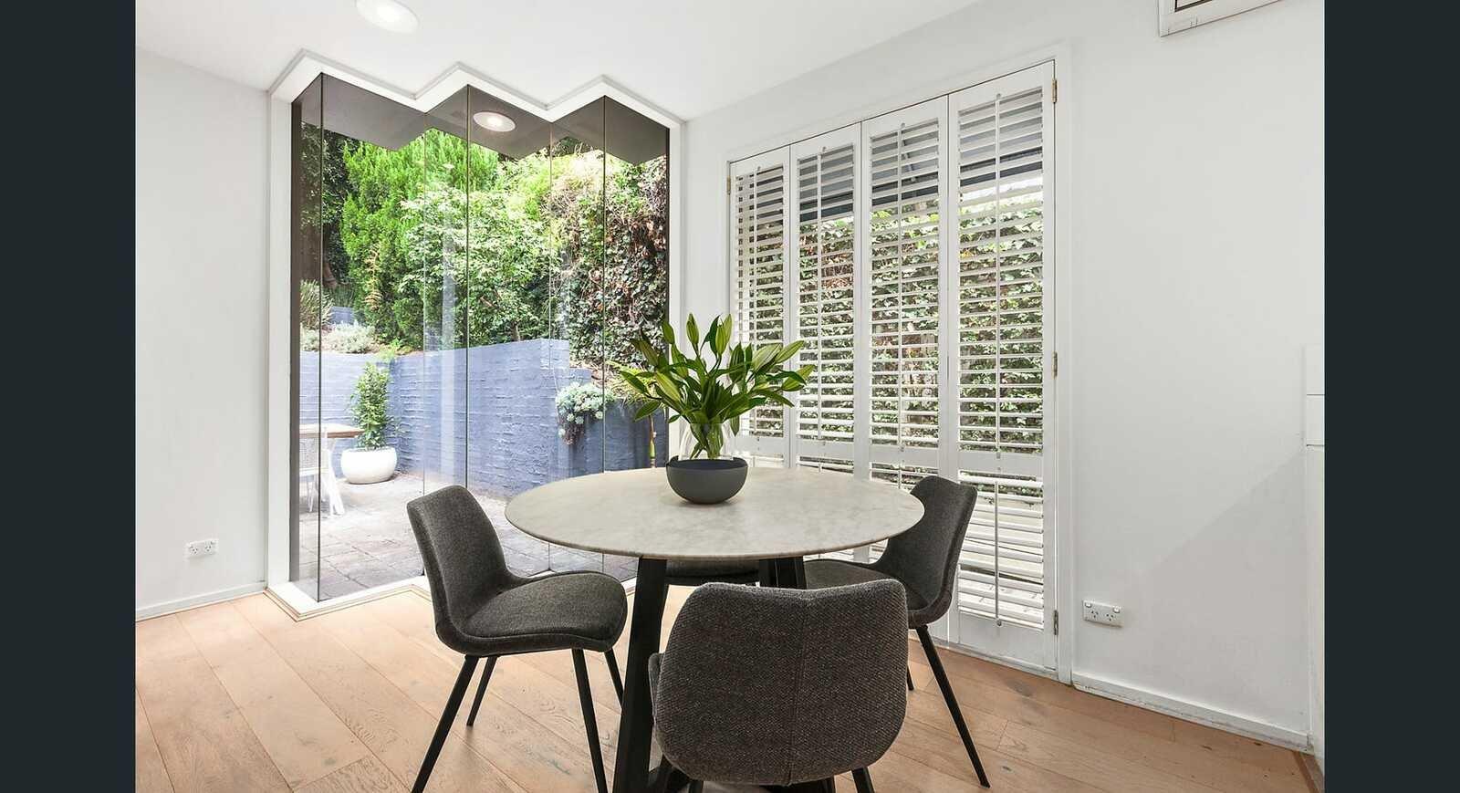 16 Ruabon Road, Toorak, 3142