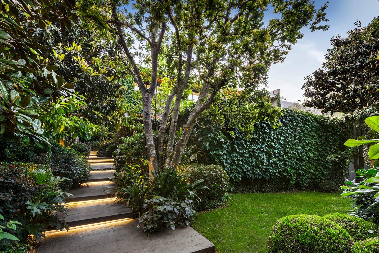 18 Winifred Crescent, Toorak, 3142