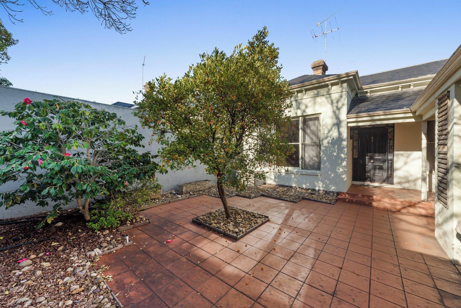 18 Woodside Crescent, Toorak, 3142