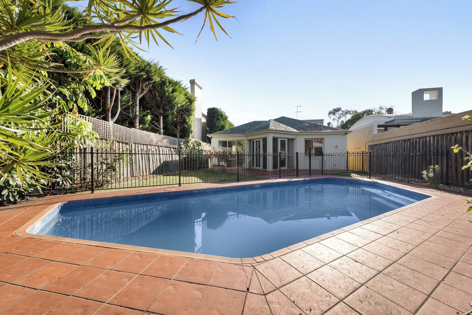 18 Woodside Crescent, Toorak, 3142