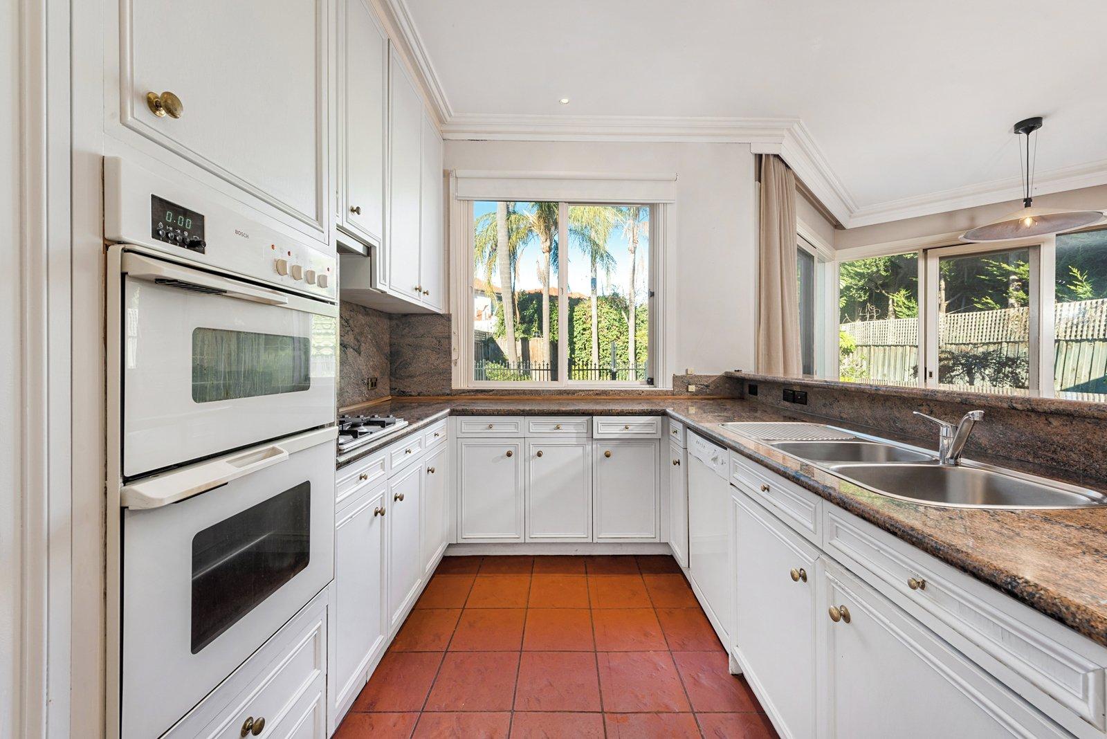 18 Woodside Crescent, Toorak, 3142