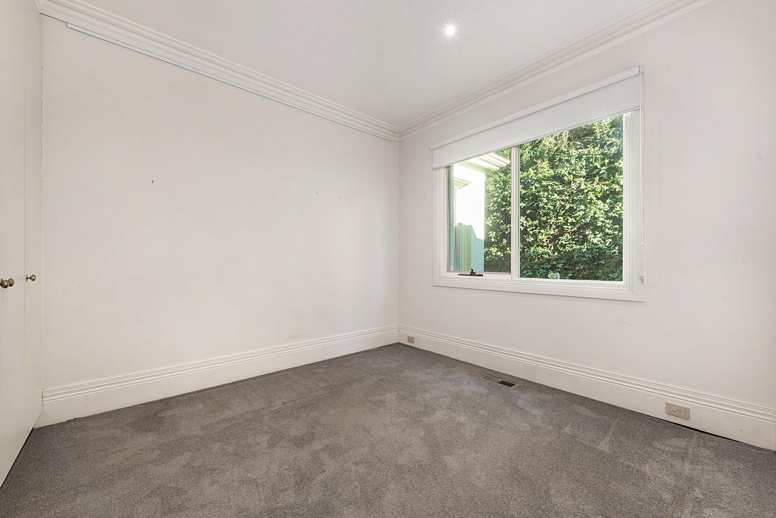 18 Woodside Crescent, Toorak, 3142