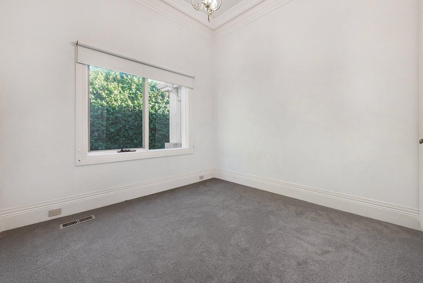 18 Woodside Crescent, Toorak, 3142