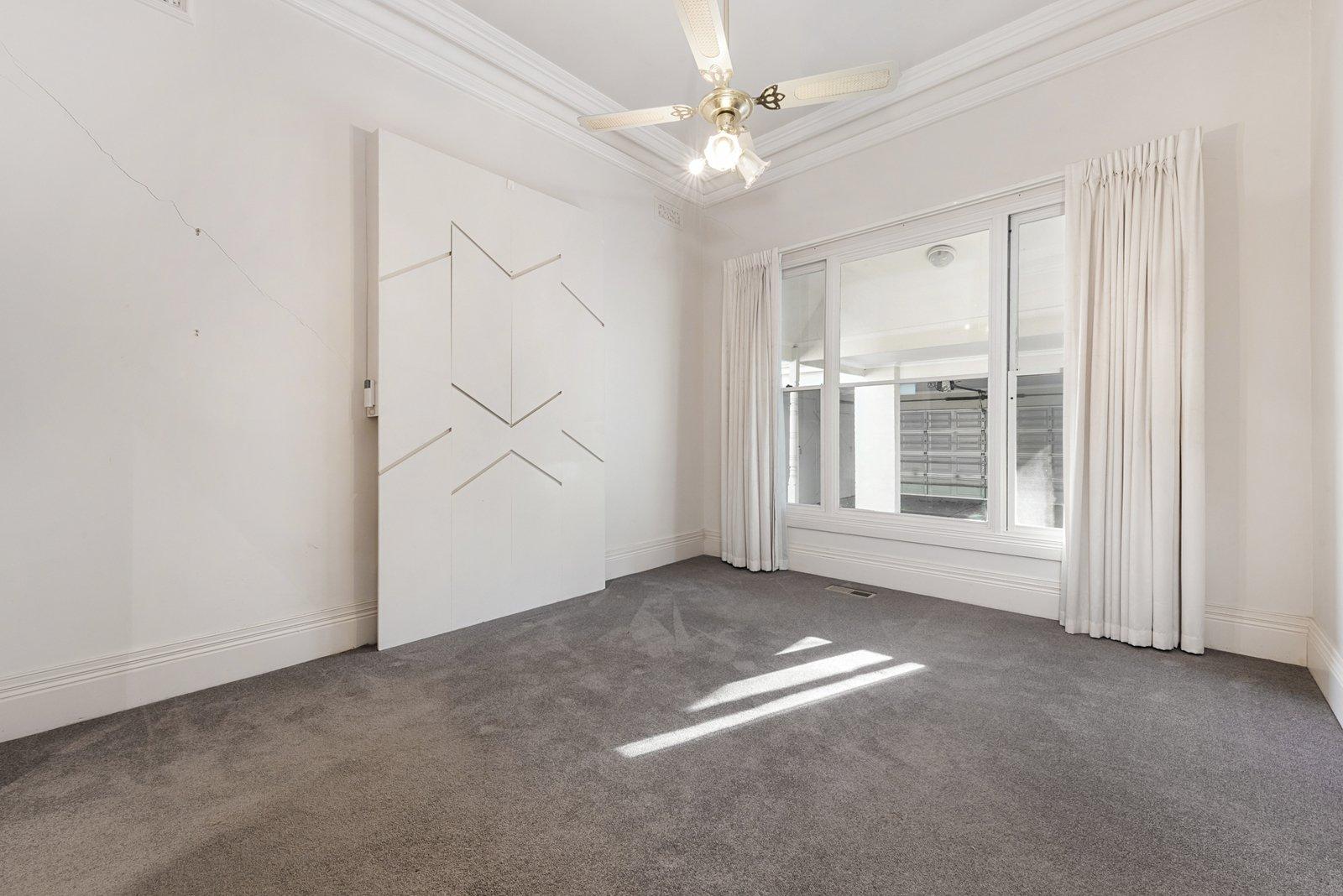 18 Woodside Crescent, Toorak, 3142