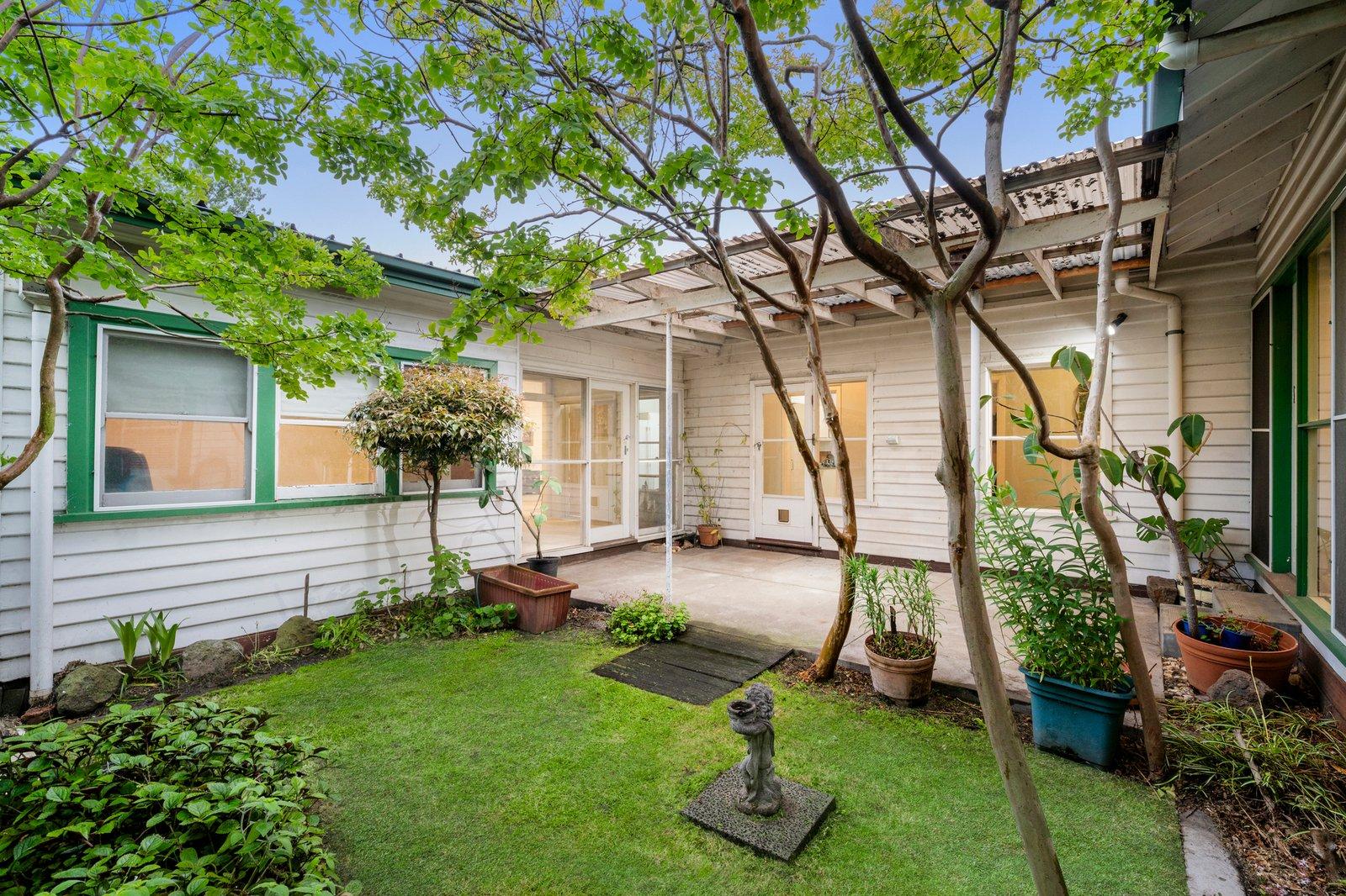 18 Berrima Avenue, Malvern East, 3145