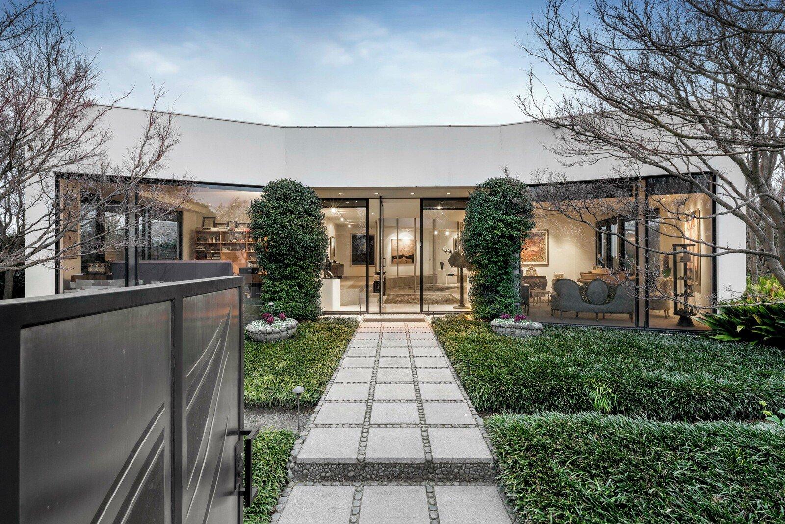 2 Crestmont Court, Toorak, 3142