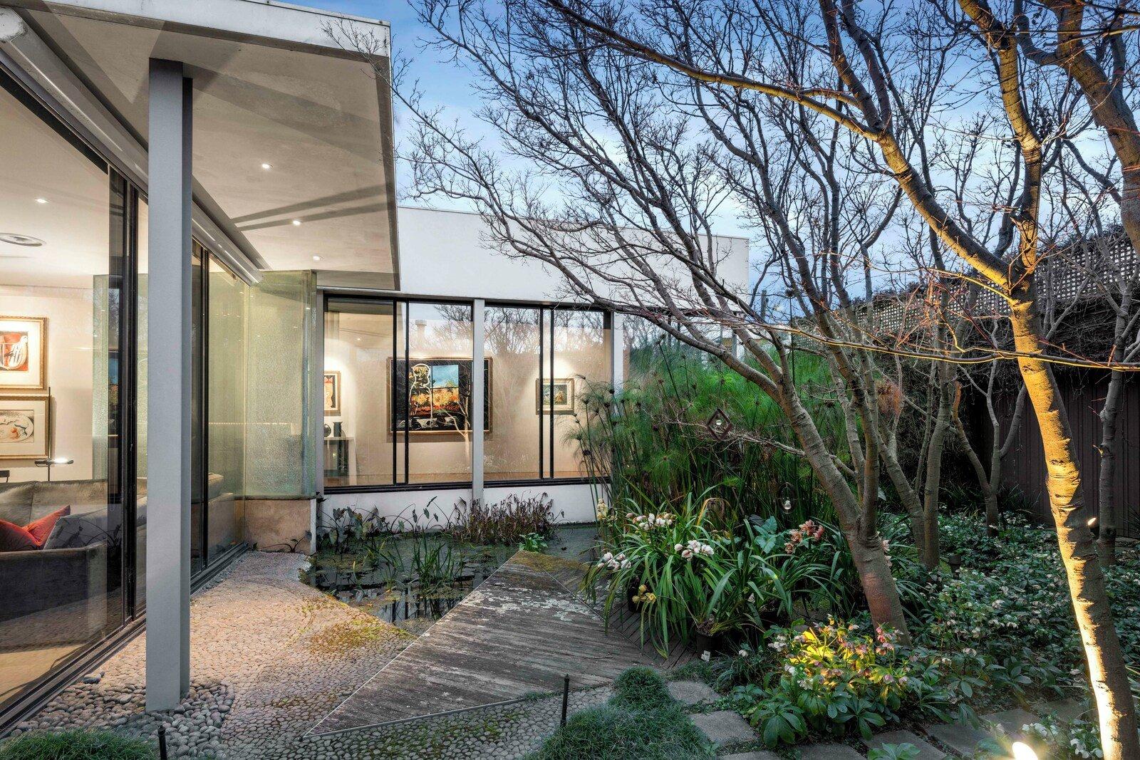 2 Crestmont Court, Toorak, 3142