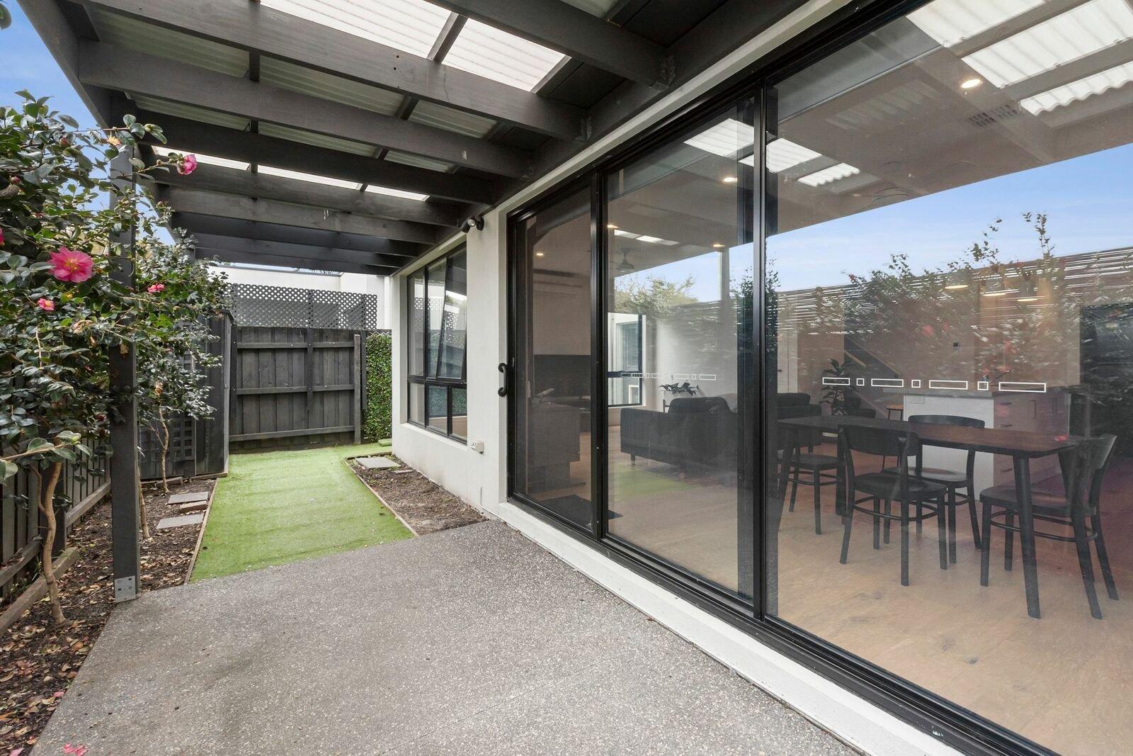 2/15 Green Island Avenue, Mount Martha, 3934