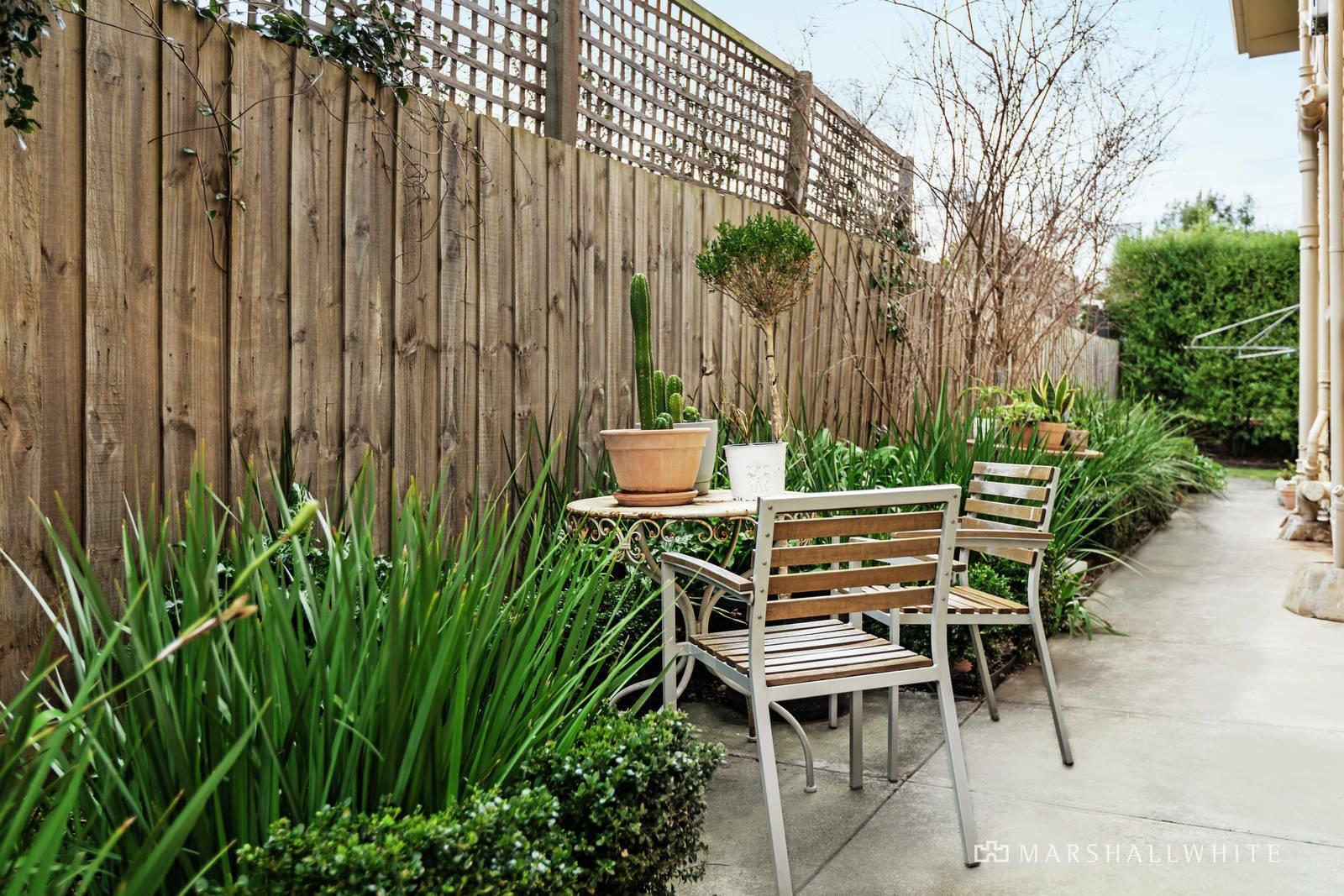 2/4 St Johns Parade, Kew, 3101