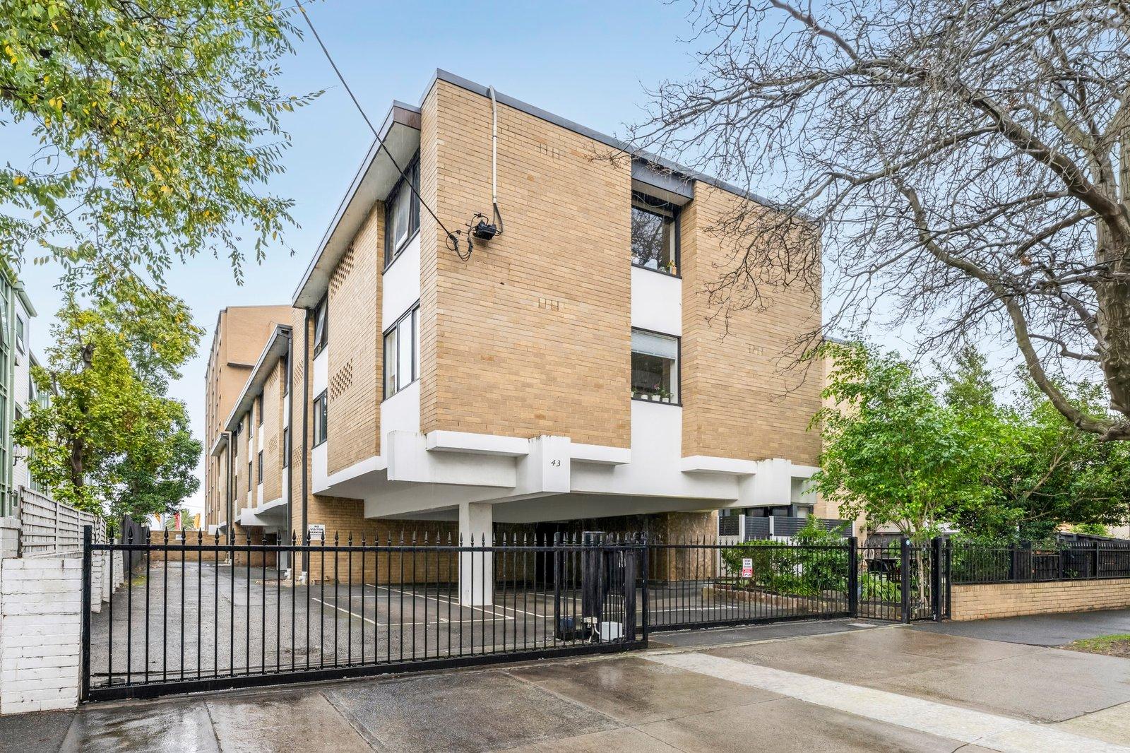 2/43 Park Street, St Kilda West, 3182