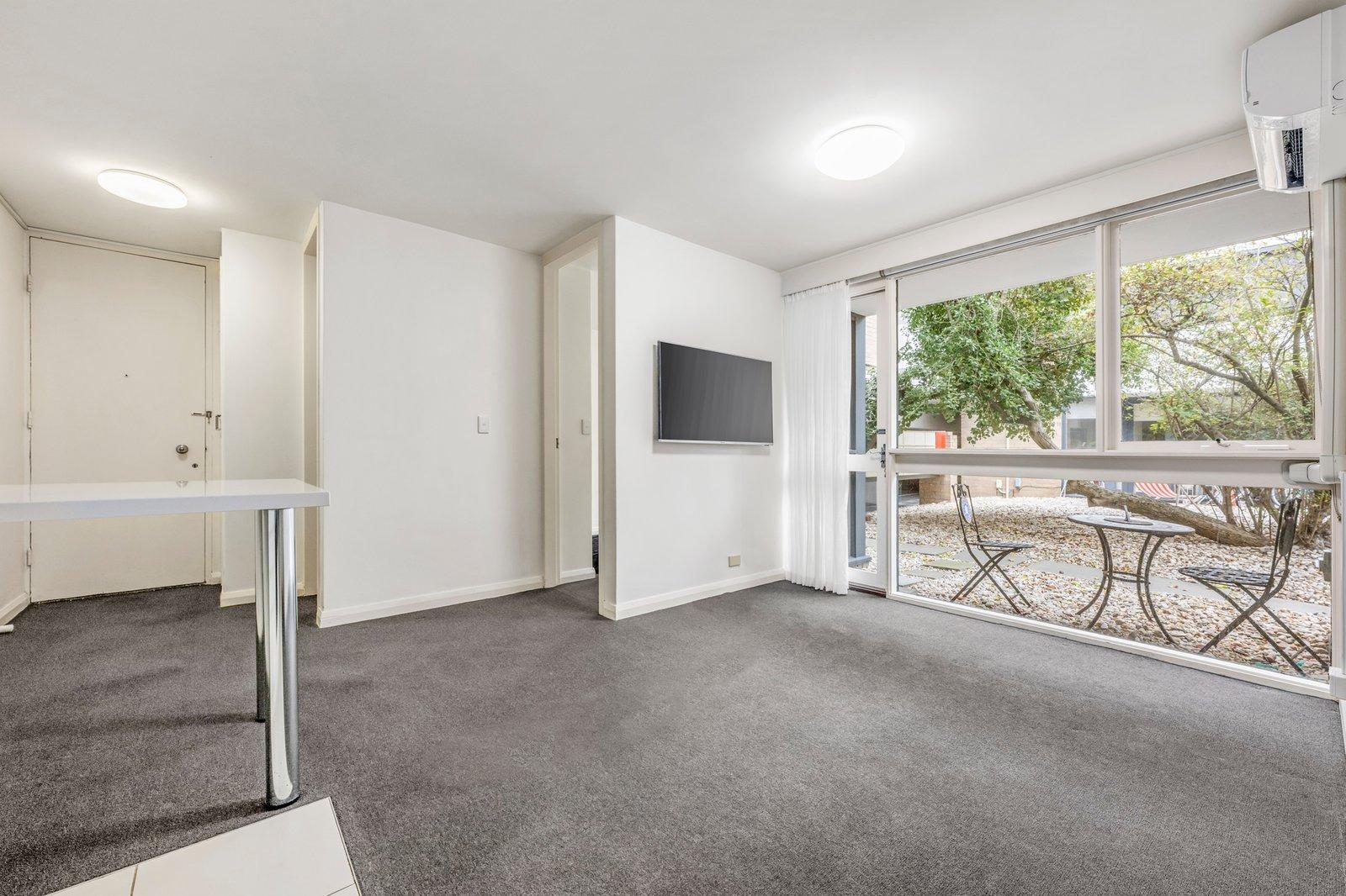 2/43 Park Street, St Kilda West, 3182