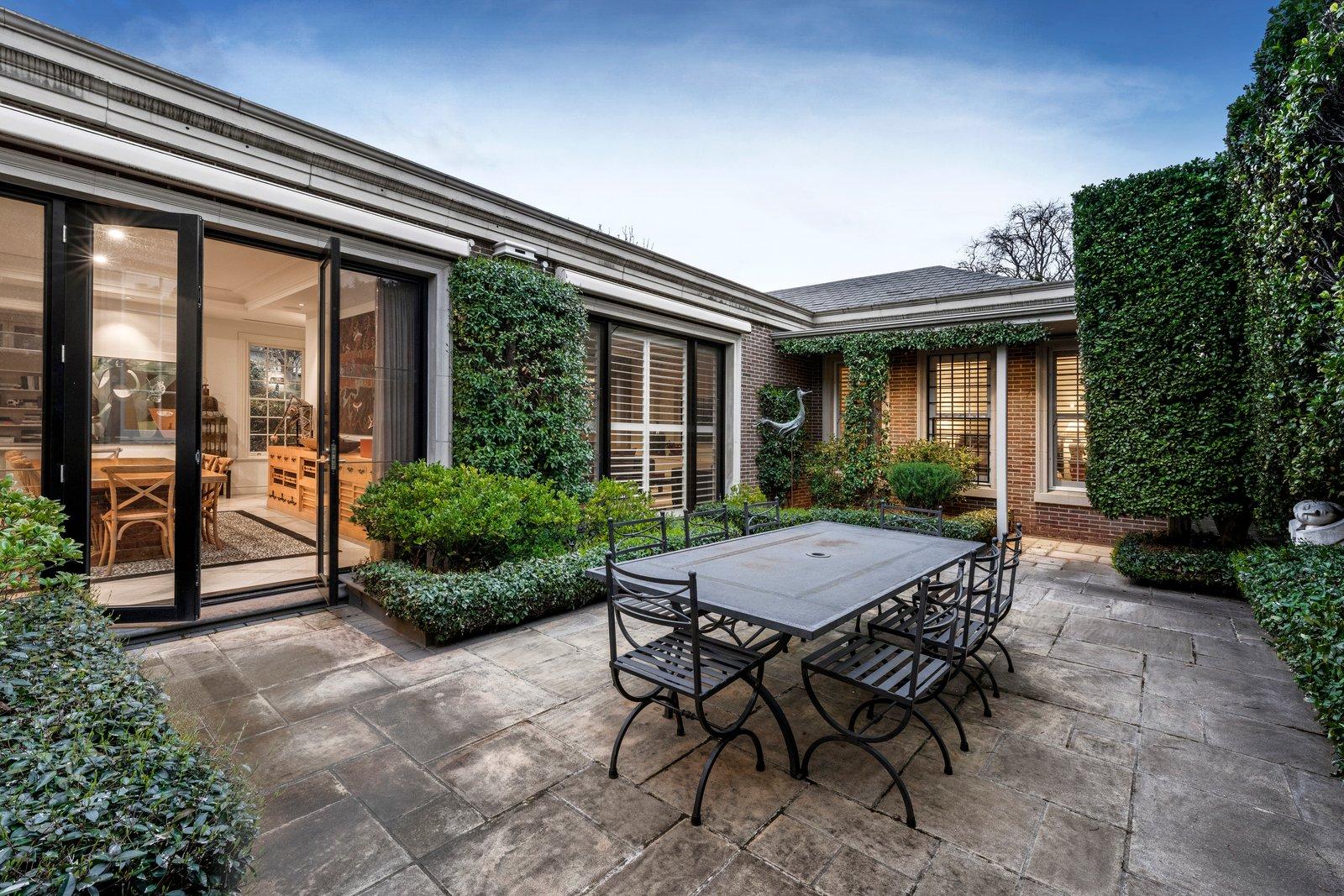 2B Stonnington Place, Toorak, 3142